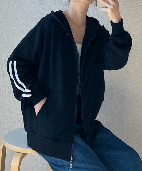 Coo+i(クーイ)の「オーバーサイズラインパーカー(パーカー・レディース・グレー/ブラック・FREE)」の6枚目の写真