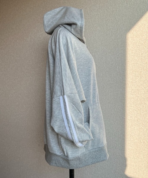 Coo+i(クーイ)の「オーバーサイズラインパーカー(パーカー・レディース・グレー/ブラック・FREE)」の12枚目の写真