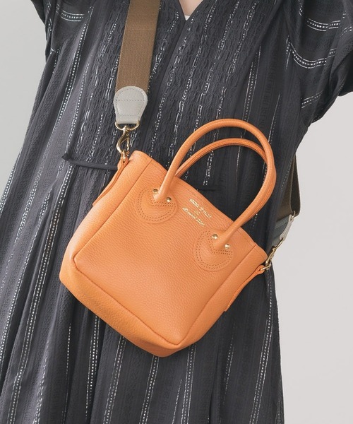 YOUNG&OLSEN The DRYGOODS STORE（ヤングアンドオルセン）の「YOUNG & OLSEN/ヤングアンドオルセン EMBOSSED LEATHER TOTE XS レザーハンドバッグ ミニバッグ（ハンドバッグ・レディース・ベージュ/ブラウン/ブラック/シルバー/グリーン/レッド/ブルー/ダークブラウン/サンドベージュ/オリーブ/ブルー系その他/グレー/ブラウン系その他・FREE）」の5枚目の写真