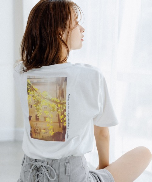 mysty woman(ミスティウーマン)の「コラボフォトプリントレギュラーTシャツ 294683(Tシャツ/カットソー)」|ホワイト系2