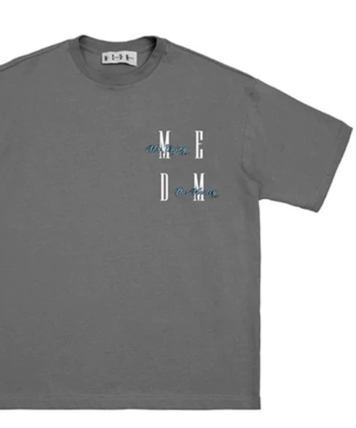 M.E.D.M（エムイーディーエム）の「A'GEM/9 × .kom『M.E.D.M/エムイーディーエム』MEDM M Word Tee/MEDM ワールド Tシャツ 半袖カットソー（Tシャツ/カットソー・メンズ・チャコールグレー/ベージュ/ホワイト・M）」の3枚目の写真