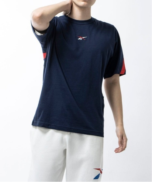 Reebok(リーボック)の「クラシックス ブランド プラウド Tシャツ / Classics Brand Proud Tee(Tシャツ/カットソー・メンズ・イエロー/ブラック/グレー/ブラック×ホワイト/ネイビー/マルーン・LARGE/SMALL/X-LARGE/MEDIUM/X-SMALL/XX-LARGE/XXX-LARGE/J/M/J/O/J/S/J/L)」の4枚目の写真
