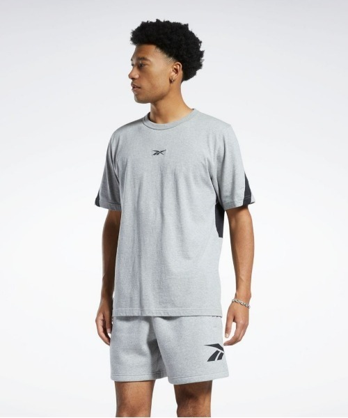 Reebok(リーボック)の「クラシックス ブランド プラウド Tシャツ / Classics Brand Proud Tee(Tシャツ/カットソー・メンズ・イエロー/ブラック/グレー/ブラック×ホワイト/ネイビー/マルーン・LARGE/SMALL/X-LARGE/MEDIUM/X-SMALL/XX-LARGE/XXX-LARGE/J/M/J/O/J/S/J/L)」の3枚目の写真