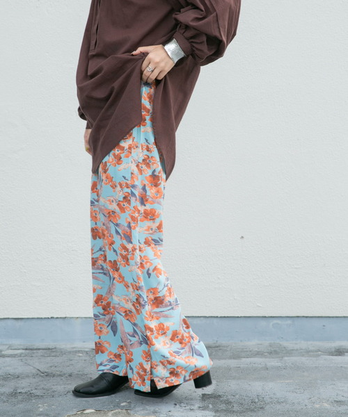 KBF(ケイビーエフ)の「フラワープリントイージーパンツ(その他パンツ・レディース・ホワイト系その他/ブラック系その他/ブルー系その他・ONE)」の3枚目の写真