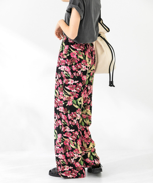 KBF(ケイビーエフ)の「フラワープリントイージーパンツ(その他パンツ・レディース・ホワイト系その他/ブラック系その他/ブルー系その他・ONE)」の6枚目の写真