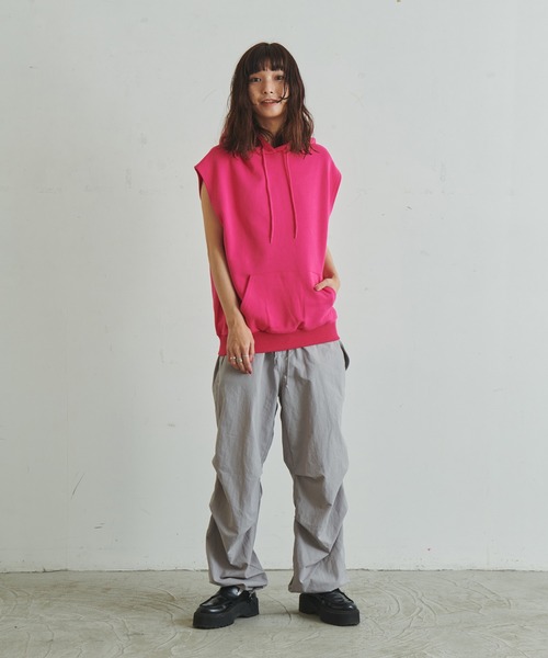 FRUIT OF THE LOOM × 浅井なつみ（フルーツオブザルームアサイナツミ）の「FTL×浅井なつみ HOODIE VEST / コラボ / ノースリーブ / パーカー / トップス / ユニセックス（ベスト・レディース・ブラック/ピンク/グリーン・M/L）」の3枚目の写真