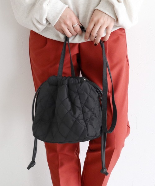 reca(レカ)の「キルティング巾着バッグ(ショルダーバッグ・レディース・ブラック/オフホワイト・ONESIZE)」の2枚目の写真