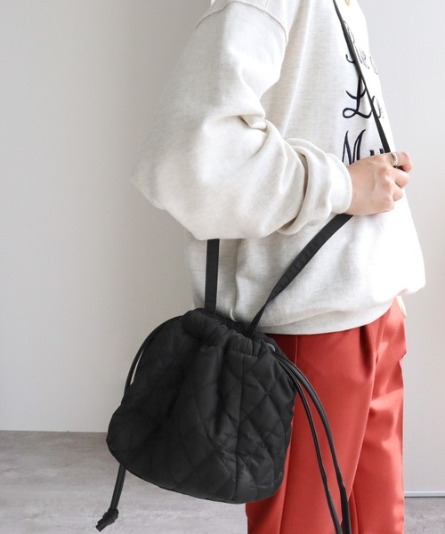 reca(レカ)の「キルティング巾着バッグ(ショルダーバッグ・レディース・ブラック/オフホワイト・ONESIZE)」の10枚目の写真
