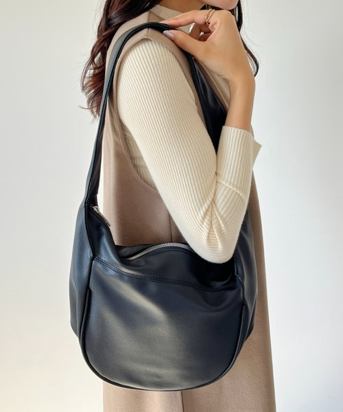 URBAN OUTFITTER☆フェイクレザー Hobo ショルダーバッグ セール】フェイクレザーワンハンドルショルダーバッグ
