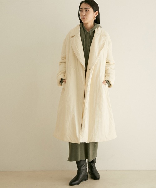 SALON adam et rope'(サロン アダム エ ロペ)の「【撥水加工・軽量】中綿チェスターコート(チェスターコート・レディース・ブラック/オフホワイト・FREE)」の4枚目の写真