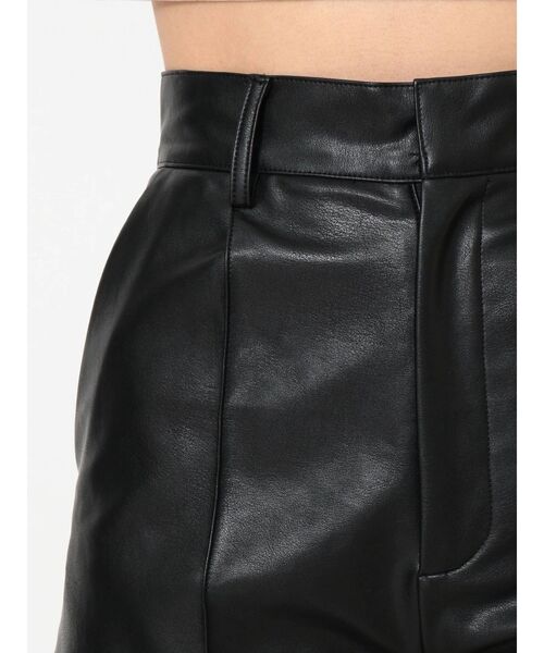 EVRIS（エヴリス）の「フェイクレザーショートパンツ（その他パンツ・レディース・ブラック/アイボリー・MEDIUM/SMALL）」の14枚目の写真