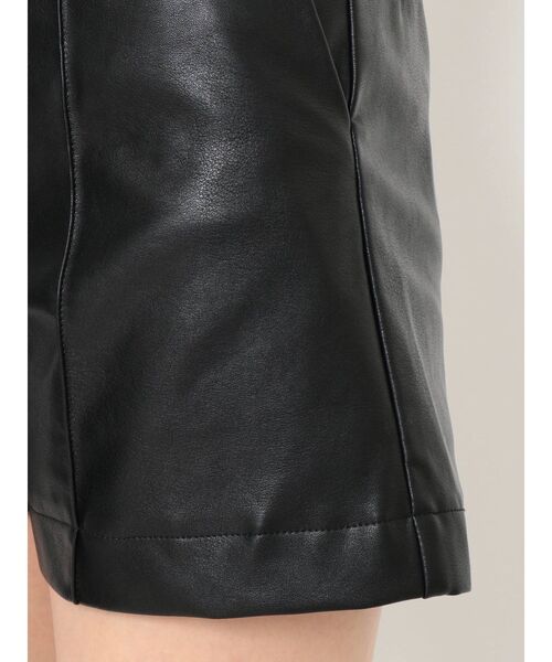 EVRIS（エヴリス）の「フェイクレザーショートパンツ（その他パンツ・レディース・ブラック/アイボリー・MEDIUM/SMALL）」の5枚目の写真
