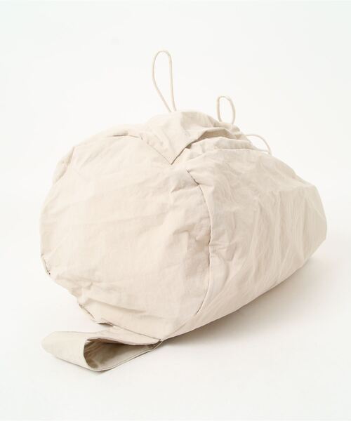 nemne store（ネンネストア）の「【nemne】ナイロンアシメワンショルダーリュック（ショルダーバッグ・レディース・アイボリー/ブラック・フリー）」の5枚目の写真
