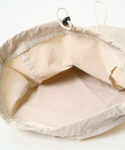 nemne store（ネンネストア）の「【nemne】ナイロンアシメワンショルダーリュック（ショルダーバッグ・レディース・アイボリー/ブラック・フリー）」の7枚目の写真