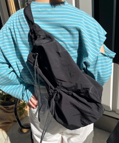 nemne store（ネンネストア）の「【nemne】ナイロンアシメワンショルダーリュック（ショルダーバッグ・レディース・アイボリー/ブラック・フリー）」の2枚目の写真