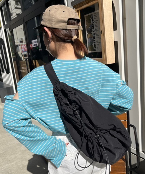 nemne store（ネンネストア）の「【nemne】ナイロンアシメワンショルダーリュック（ショルダーバッグ・レディース・アイボリー/ブラック・フリー）」の13枚目の写真