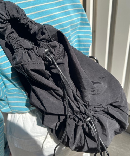 nemne store（ネンネストア）の「【nemne】ナイロンアシメワンショルダーリュック（ショルダーバッグ・レディース・アイボリー/ブラック・フリー）」の3枚目の写真