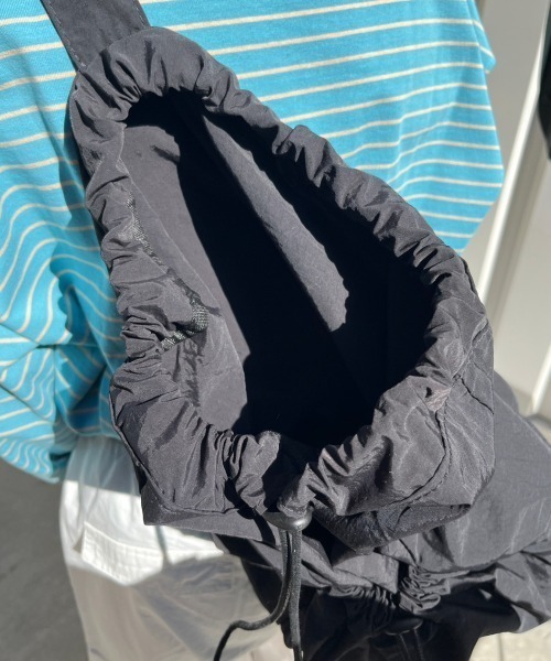 nemne store（ネンネストア）の「【nemne】ナイロンアシメワンショルダーリュック（ショルダーバッグ・レディース・アイボリー/ブラック・フリー）」の10枚目の写真