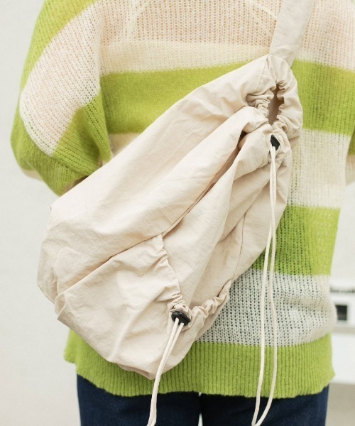 nemne store（ネンネストア）の「【nemne】ナイロンアシメワンショルダーリュック（ショルダーバッグ・レディース・アイボリー/ブラック・フリー）」の11枚目の写真