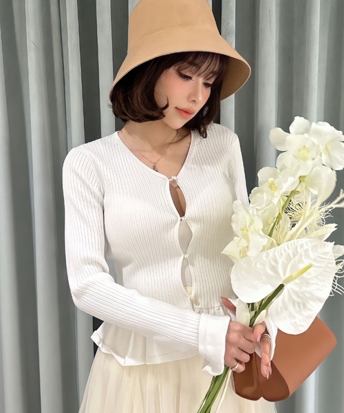 EIMY ISTOIRE(エイミーイストワール)の「パールスリットリブニットカーディガン(ニット/セーター・レディース・ホワイト/ブラック/サックスブルー/イエロー/オレンジ/グリーン系その他・FREE)」の2枚目の写真