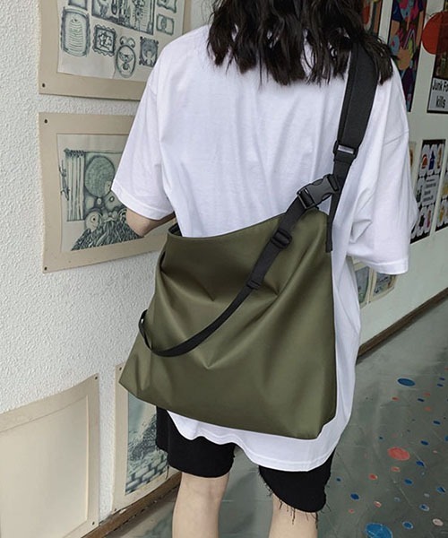 SVEC（シュベック）の「シンプル ビックショルダーバッグ（ショルダーバッグ・レディース・ブラック/カーキ・FREE）」の2枚目の写真