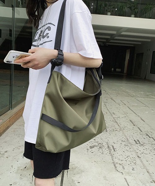 SVEC（シュベック）の「シンプル ビックショルダーバッグ（ショルダーバッグ・レディース・ブラック/カーキ・FREE）」の7枚目の写真