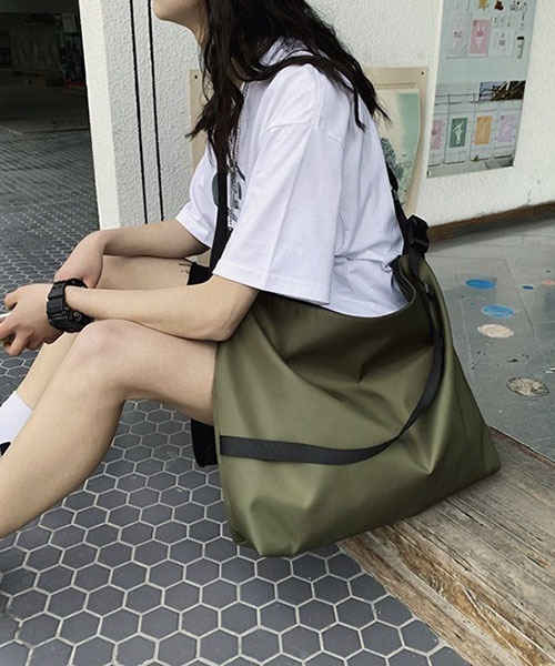 SVEC（シュベック）の「シンプル ビックショルダーバッグ（ショルダーバッグ・レディース・ブラック/カーキ・FREE）」の16枚目の写真