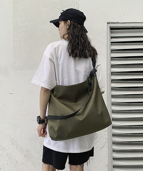 SVEC（シュベック）の「シンプル ビックショルダーバッグ（ショルダーバッグ・レディース・ブラック/カーキ・FREE）」の8枚目の写真