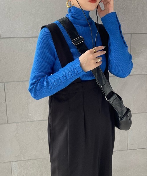 y/m by misato（イムバイミサト）の「袖ボタンハイネックニットトップス（ニット/セーター・レディース・ブルー/ブラック/マルチ/アイボリー・FREE）」の3枚目の写真