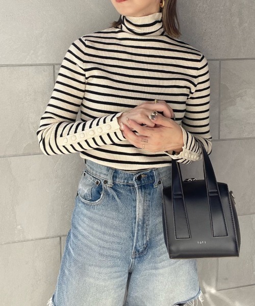 y/m by misato（イムバイミサト）の「袖ボタンハイネックニットトップス（ニット/セーター・レディース・ブルー/ブラック/マルチ/アイボリー・FREE）」の4枚目の写真