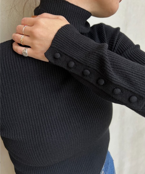 y/m by misato（イムバイミサト）の「袖ボタンハイネックニットトップス（ニット/セーター・レディース・ブルー/ブラック/マルチ/アイボリー・FREE）」の2枚目の写真