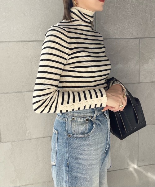 y/m by misato（イムバイミサト）の「袖ボタンハイネックニットトップス（ニット/セーター・レディース・ブルー/ブラック/マルチ/アイボリー・FREE）」の8枚目の写真