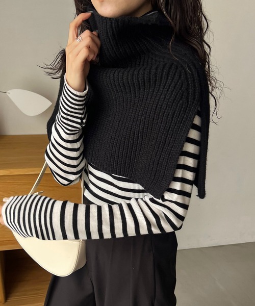 CAPRICIEUX LE'MAGE（カプリシューレマージュ）の「ニットケープ（マフラー・レディース・ベージュ/レッド/ブラック・FREE）」の2枚目の写真