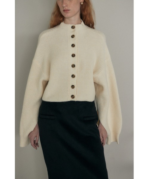 M_（エムアンダーバー）の「【M_】BACKBUTTON SHORT ニット（ニット/セーター・レディース・オフホワイト/ブラック/オレンジ・FREE）」の2枚目の写真