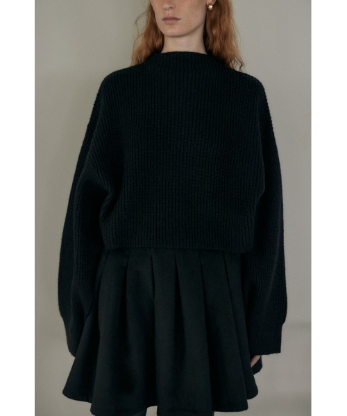 M_（エムアンダーバー）の「【M_】BACKBUTTON SHORT ニット（ニット/セーター・レディース・オフホワイト/ブラック/オレンジ・FREE）」の4枚目の写真