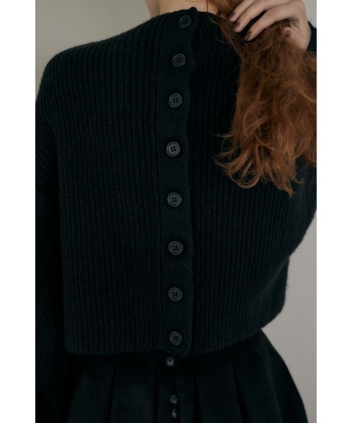 M_（エムアンダーバー）の「【M_】BACKBUTTON SHORT ニット（ニット/セーター・レディース・オフホワイト/ブラック/オレンジ・FREE）」の8枚目の写真