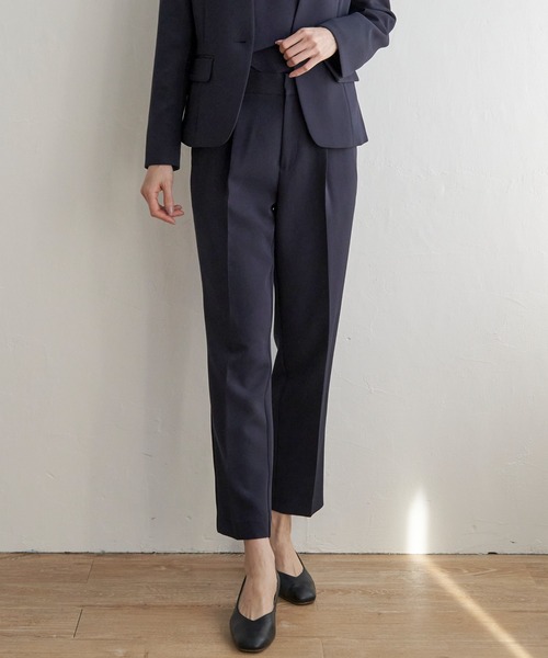 IKKA LOUNGE(イッカラウンジ)の「【洗濯機で洗える/フォーマル対応】ウォッシャブルテーパードパンツ【セットアップ対応】(その他パンツ・レディース・スモークグレー/ブラック/ネイビー・S/XL/L/M)」の3枚目の写真