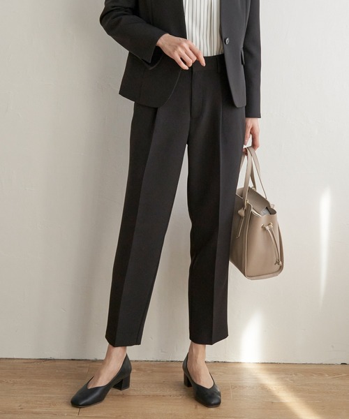 IKKA LOUNGE(イッカラウンジ)の「【洗濯機で洗える/フォーマル対応】ウォッシャブルテーパードパンツ【セットアップ対応】(その他パンツ・レディース・スモークグレー/ブラック/ネイビー・S/XL/L/M)」の2枚目の写真