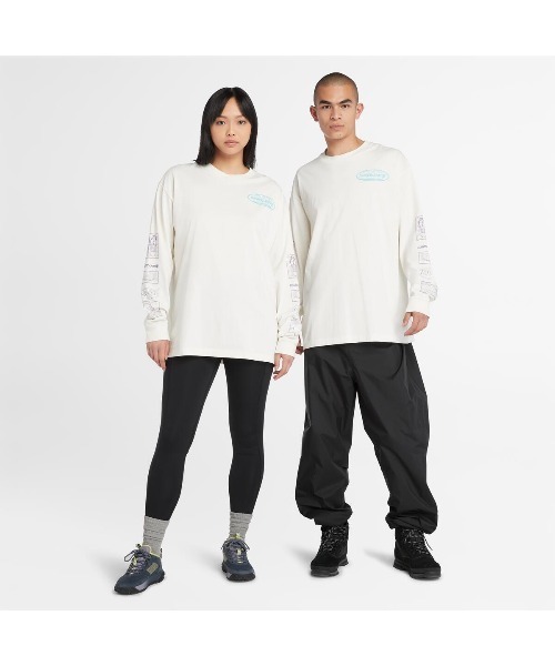 Timberland(ティンバーランド)の「オールジェンダー 長袖 グラフィック Tシャツ(Tシャツ/カットソー・メンズ・ブラック/オフホワイト・LARGE/SMALL/MEDIUM/X-LARGE)」の1枚目の写真
