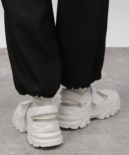 LAKOLE（ラコレ）の「ベルトスニーカー[MENS] / 100190（スニーカー・メンズ・ブラック/ホワイト・MEDIUM/LARGE）」の4枚目の写真