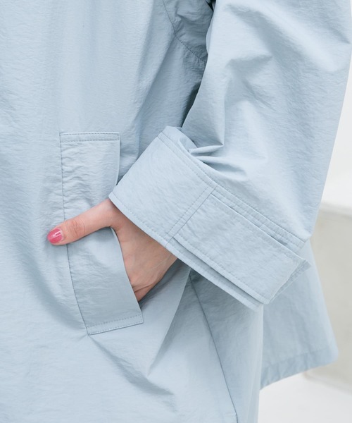 KBF(ケイビーエフ)の「ステンカラーBIGポンチョ(ポンチョ・レディース・ライトブルー/ベージュ/ネイビー・ONE)」の8枚目の写真