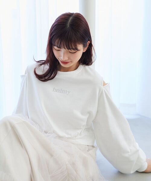 MAJESTIC LEGON（マジェスティックレゴン）の「ビジューロゴ肩あきスウェット（スウェット・レディース・オフホワイト/オートミール/チャコールグレー・MEDIUM）」の7枚目の写真