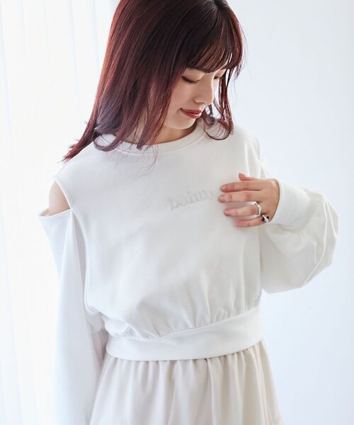 MAJESTIC LEGON（マジェスティックレゴン）の「ビジューロゴ肩あきスウェット（スウェット・レディース・オフホワイト/オートミール/チャコールグレー・MEDIUM）」の8枚目の写真