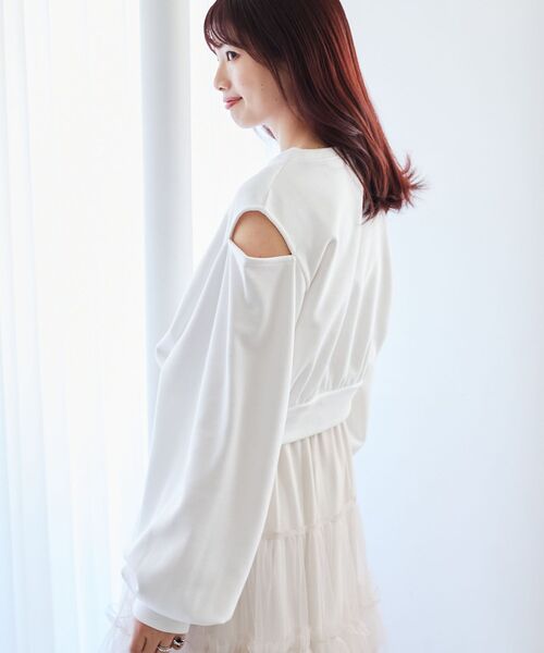 MAJESTIC LEGON（マジェスティックレゴン）の「ビジューロゴ肩あきスウェット（スウェット・レディース・オフホワイト/オートミール/チャコールグレー・MEDIUM）」の9枚目の写真