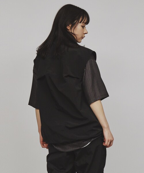 tk.TAKEO KIKUCHI（ティーケータケオキクチ）の「◆ワッシャーナイロンスタンドベスト（ベスト・レディース・ブラック/チャコールグレー・66）」の12枚目の写真