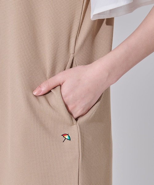 Arnold Palmer（アーノルドパーマー）の「ワッフル Vネック ジャンパースカート（ジャンパースカート・レディース・ブラック/ライトベージュ・S/M/L）」の5枚目の写真