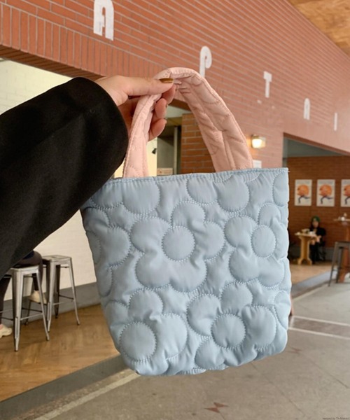 TONE SELECT GOODS（トーンセレクトグッズ）の「Liaa/フラワー キルティングミニトート A18307（トートバッグ・レディース・ブルー/ブラウン/ピンク/ホワイト/グリーン/イエロー・FREE）」の4枚目の写真