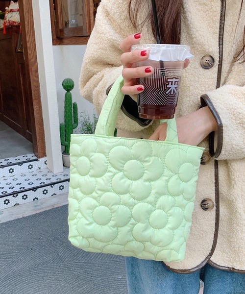 TONE SELECT GOODS（トーンセレクトグッズ）の「Liaa/フラワー キルティングミニトート A18307（トートバッグ・レディース・ブルー/ブラウン/ピンク/ホワイト/グリーン/イエロー・FREE）」の3枚目の写真