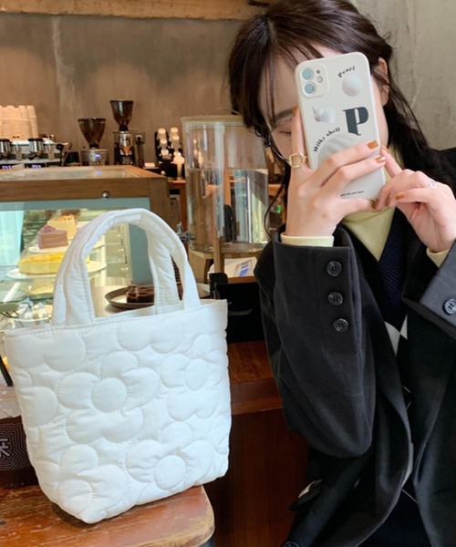 TONE SELECT GOODS（トーンセレクトグッズ）の「Liaa/フラワー キルティングミニトート A18307（トートバッグ・レディース・ブルー/ブラウン/ピンク/ホワイト/グリーン/イエロー・FREE）」の11枚目の写真