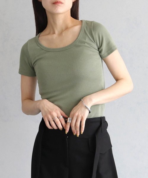 cheriella(シェリエラ)の「【cheriella】UネックベーシックTシャツ(Tシャツ/カットソー・レディース・アイボリー/ブラック/ライトカーキ・FREE)」の3枚目の写真
